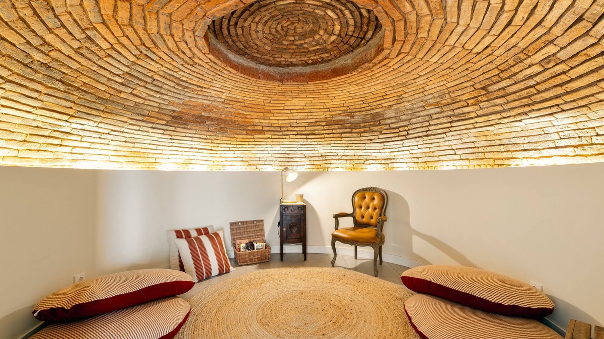 Estremoz House | Amber and Rust Estremoz City House. In the heart of the historic center of Estremoz