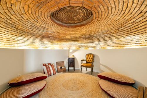 Estremoz House | Amber and Rust Estremoz City House
