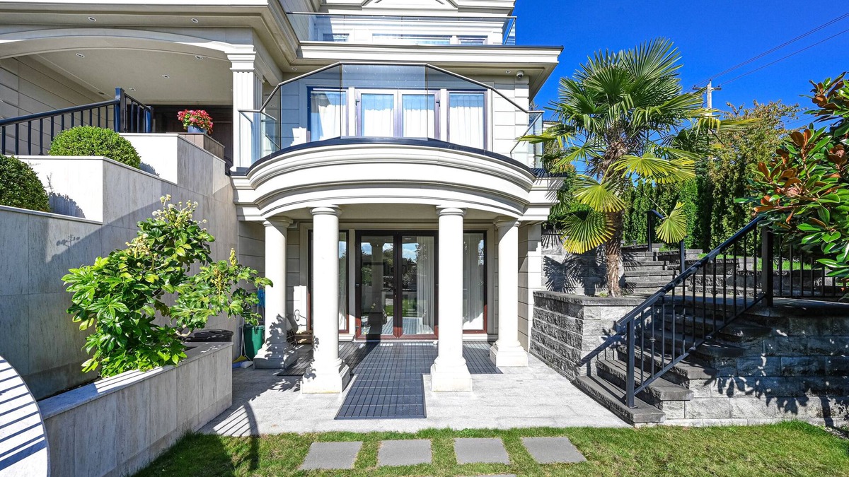Hollyburn House | Ambleside Modern 2BDR Suite Ground level 2 bedrooms suite with separate entrance