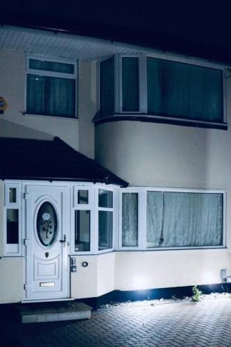 London Borough of Ealing Apartment | Amelia's Place in Perivale