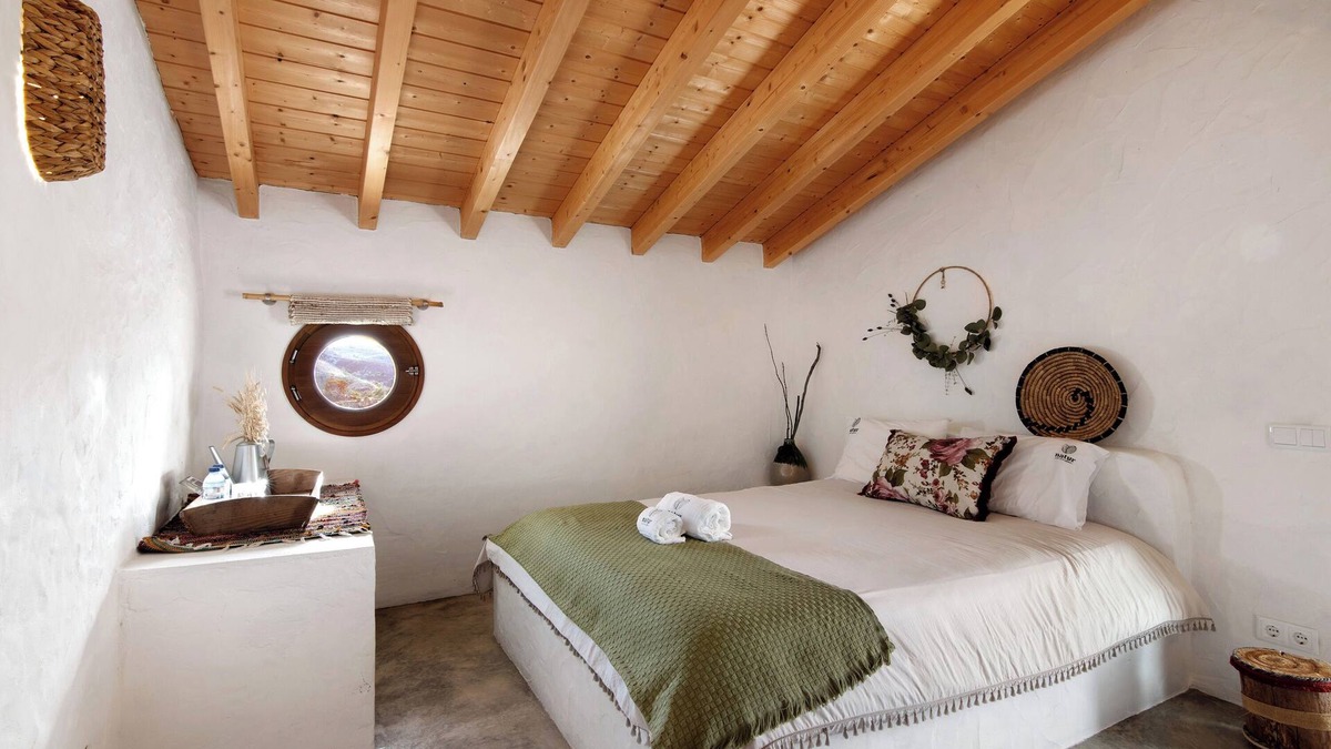 Alta Mora Apartment | 'Amêndoa Amarga' Room with Mountain View, Wi-Fi and Air Conditioning