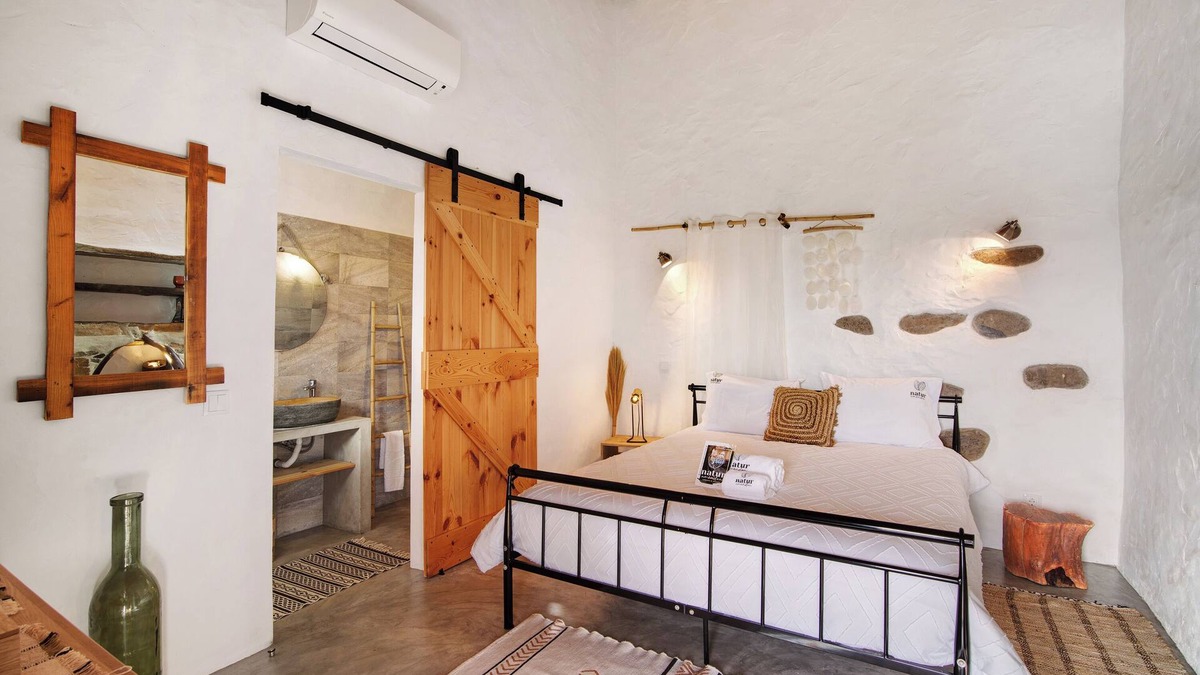 Alta Mora Apartment | 'Amêndoa Côca' Room with Mountain View, Wi-Fi and Air Conditioning