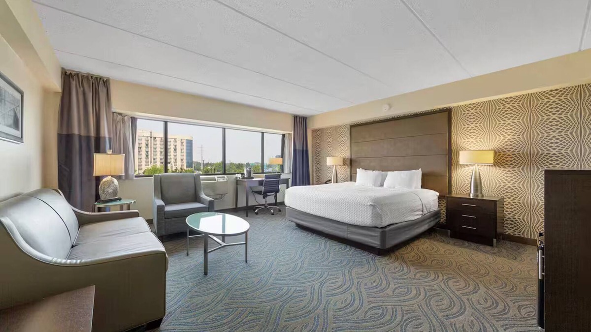 South Loop Apartment | Amenity Rich Spacious King Suite