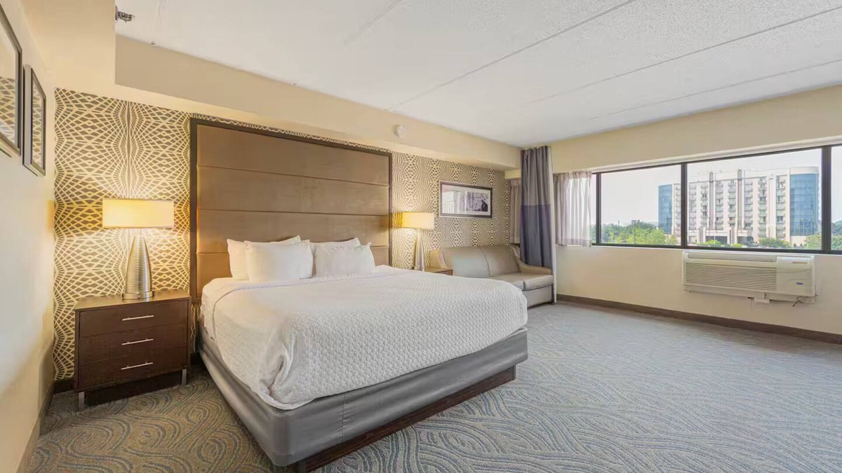 South Loop Apartment | Amenity Rich Spacious King Suite
