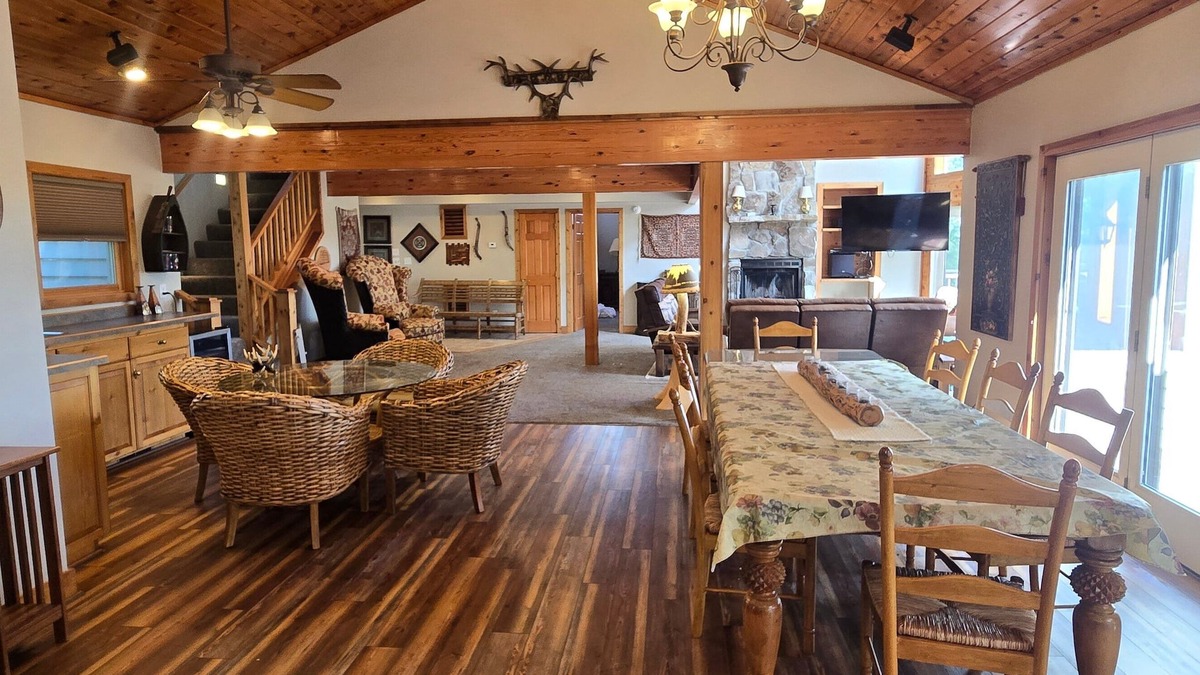 Mountainside House | American Dream- 5 bedroom dog-friendly with hot tub, pool table and more!