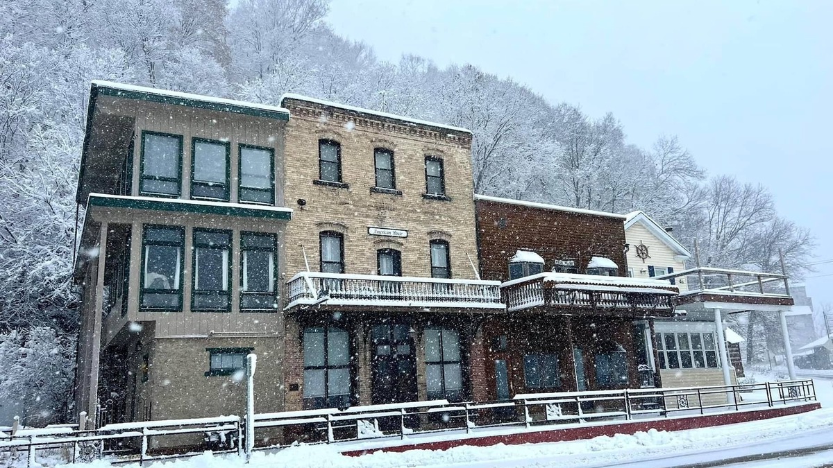 McGregor Cabin | American House 1854- Pocket City Penthouse, 2 Bedrooms, Full Kitchen & Dining