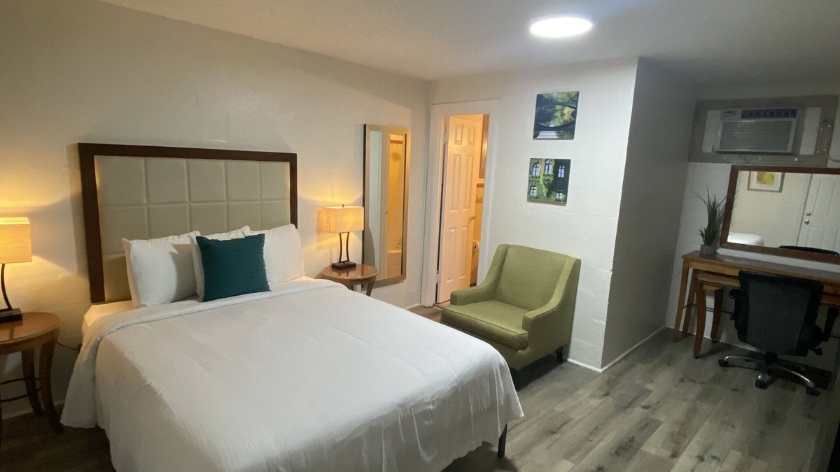 Northwest Pensacola Hotel | American Inn