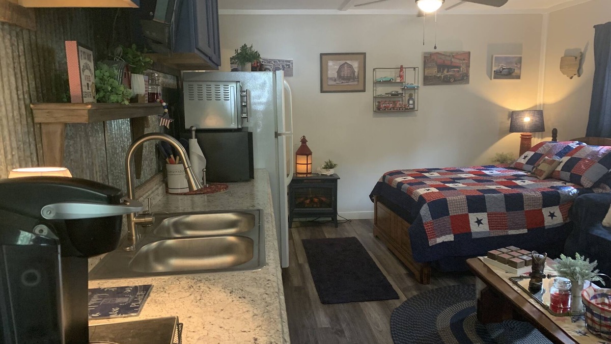 Byrdstown Cabin | Americana Country Cabin - Sleeps 4 - Near Dale Hollow Lake and Parks