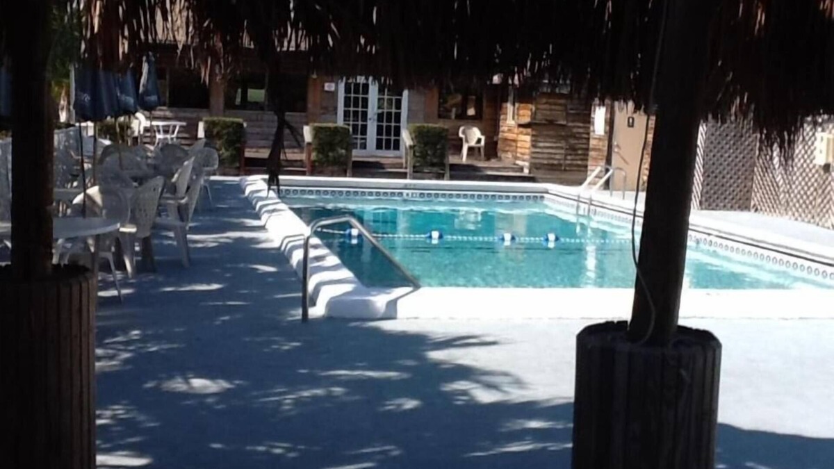 Coral Shores Hotel | Americas Best Inn and Suites Fort Lauderdale North