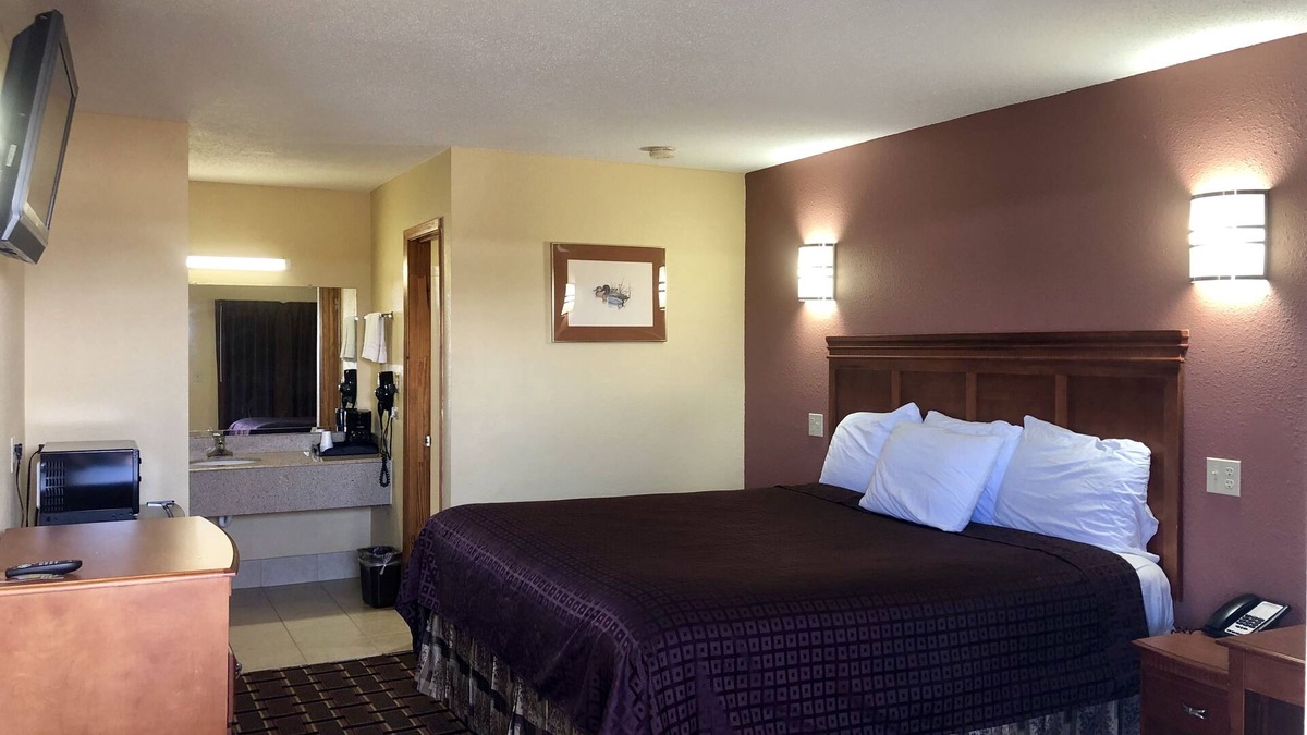 Indianola Hotel | Americas Best Value Inn Indianola
