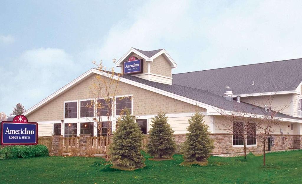 Charlevoix Hotel | AmericInn by Wyndham Charlevoix