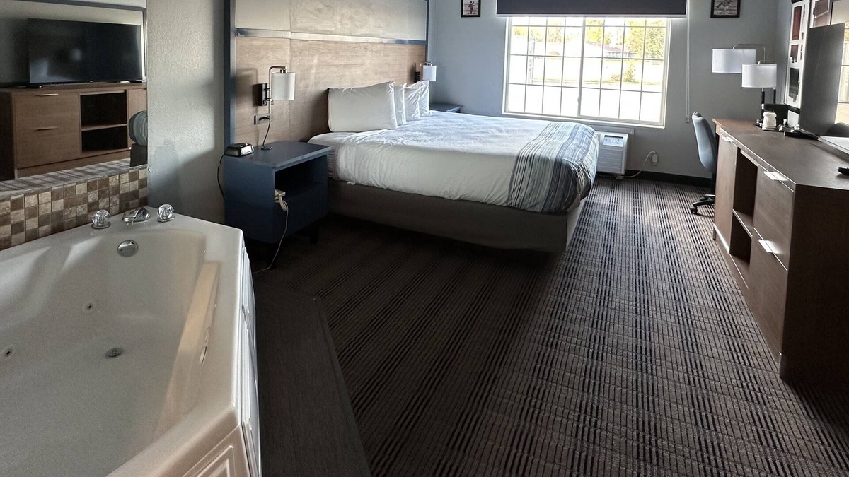 Galesburg Hotel | AmericInn by Wyndham Galesburg