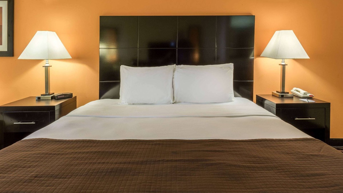 Streator Hotel | AmericInn by Wyndham Streator