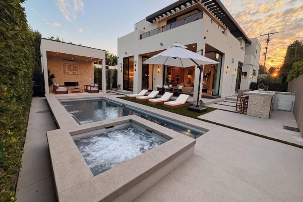 Encino House | Amestoy Modern: Stunning 4BR Estate with Theater & Gym
