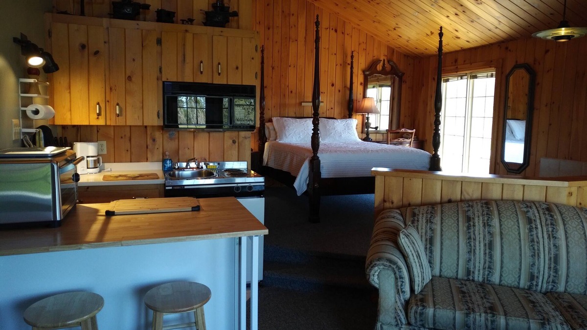 Lorneville Hotel | Amherst Shore Country Inn