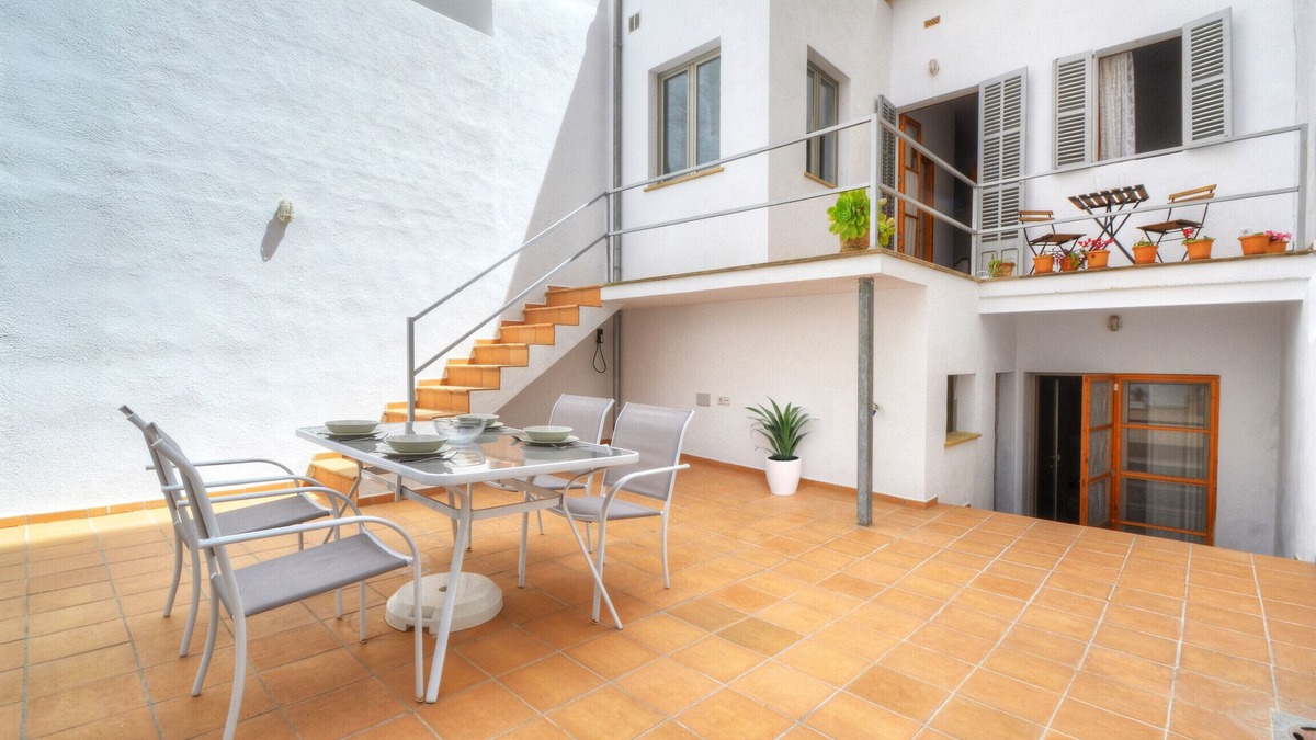 El Arenal Ski Chalet | Amilcar House within 180 meters from the beach of Playa de Palma