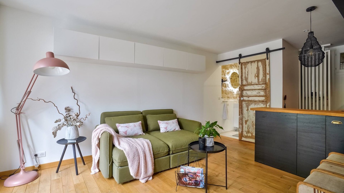 Auvers-sur-Oise Apartment | Amman - Self-contained studio with garden terrace