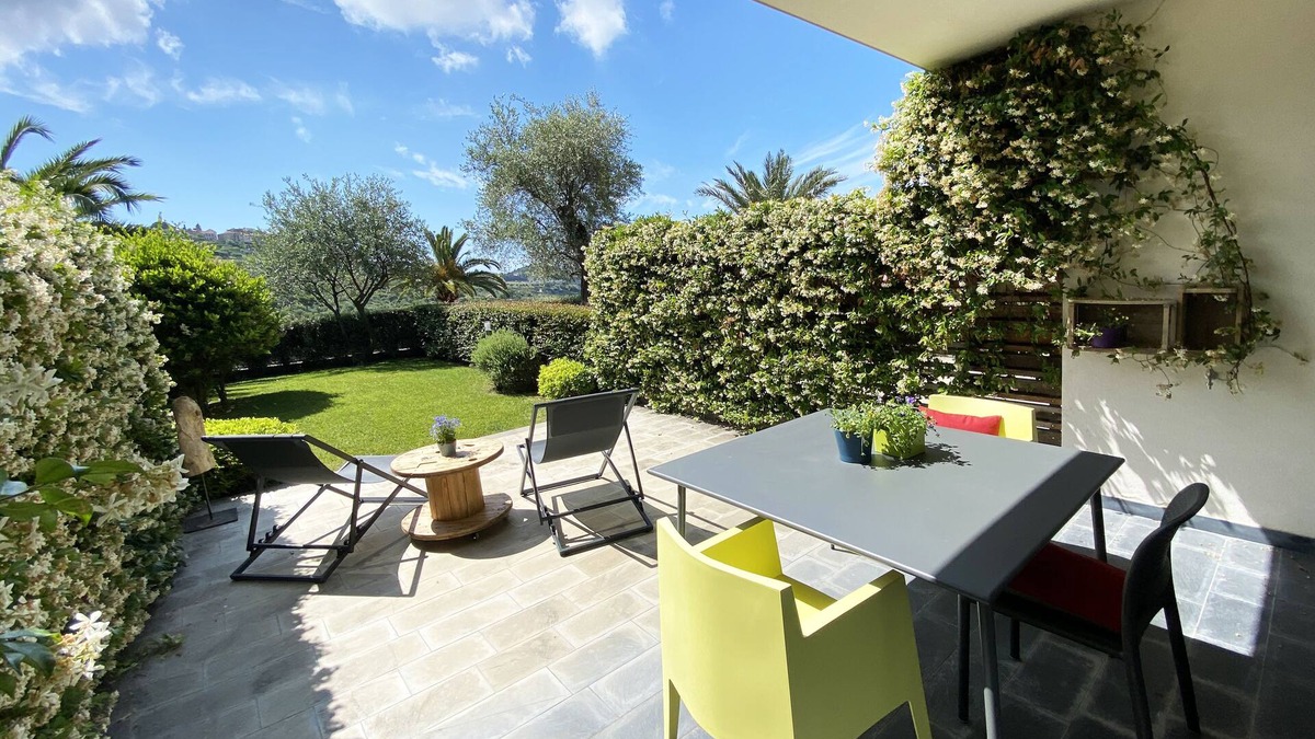 Vallebona Apartment | Ampio monolocale con rigoglioso giardino e box auto