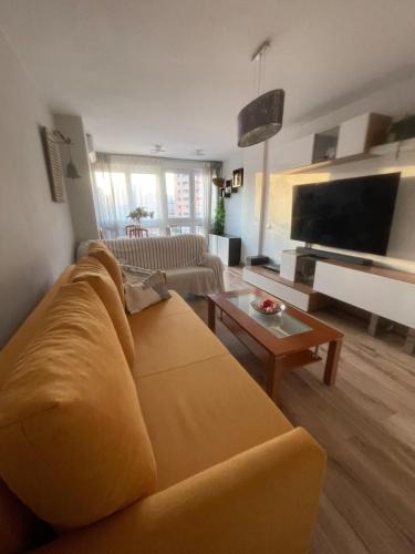 Parque Ayala Apartment | Amplio apartamento, playa, tren