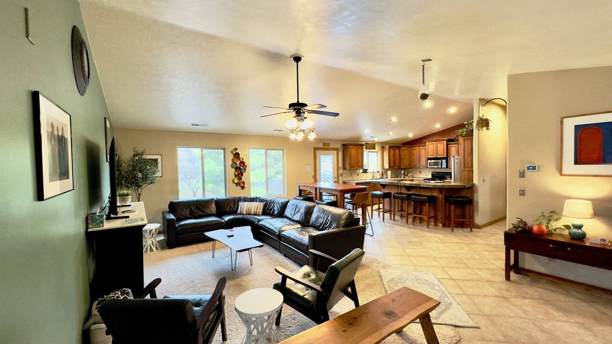 Zion National Park South Entrance Apartment | AMZG Views, Walkable, Clean & Spacious 3 bdrm w/PATIO, right downtown! Sleeps 8