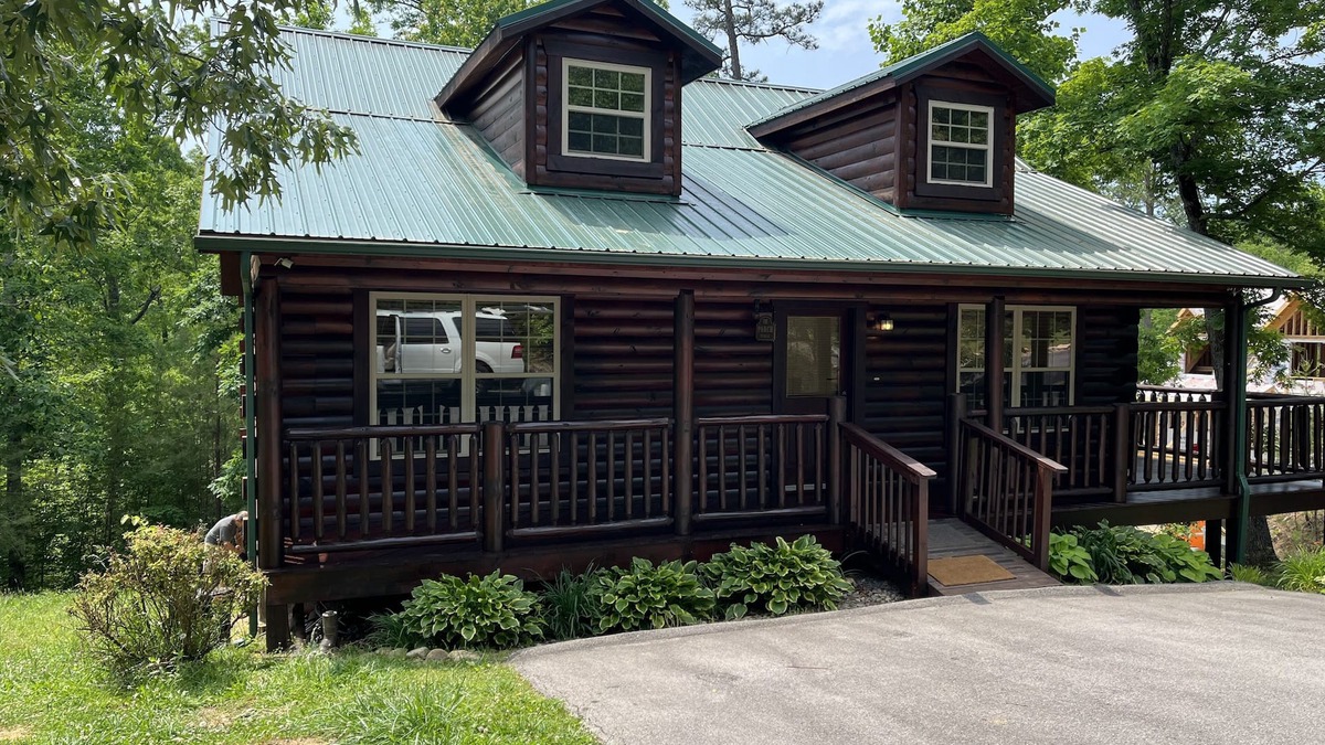 Gatlinburg - Pigeon Forge Cabin | An Absolutely Charming Cabin!