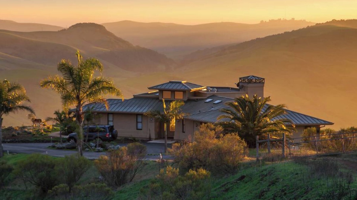 Cambria House | An aesthetic delight high above Cambria steeped in nature but close to town.