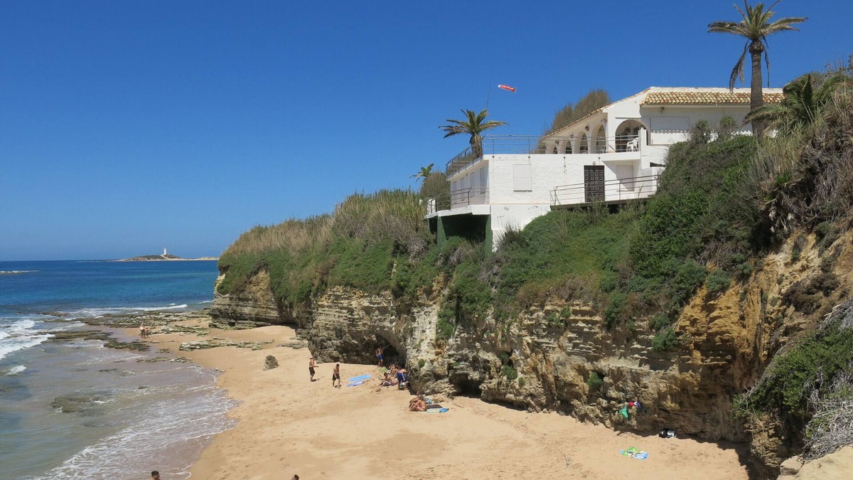 Los Canos de Meca Villa | An air-conditioned villa, set in a large garden, on the first line of the beach