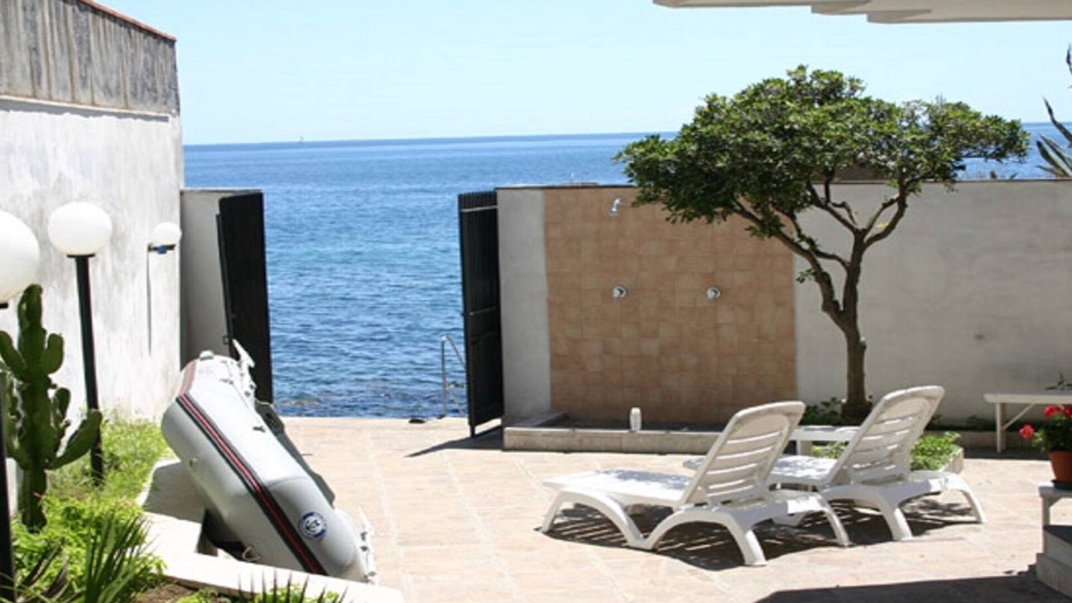 Torre Archirafi Apartment | AN APARTMENT ON THE SEA