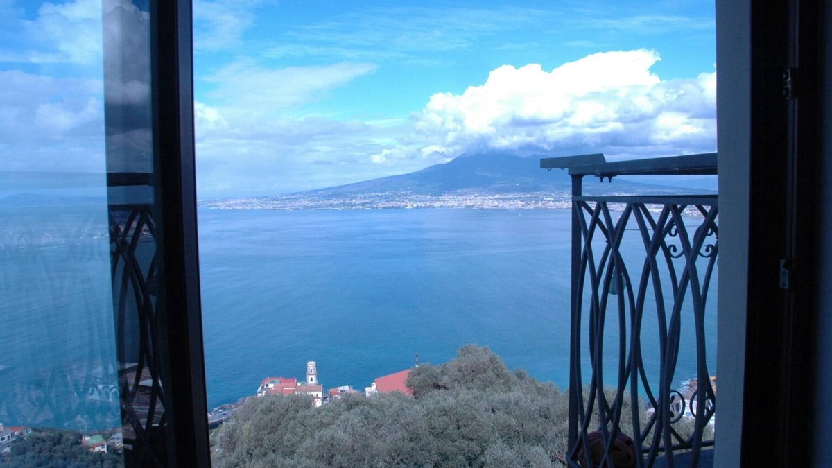 Castellammare di Stabia Apartment | An attic suspended between sky and sea