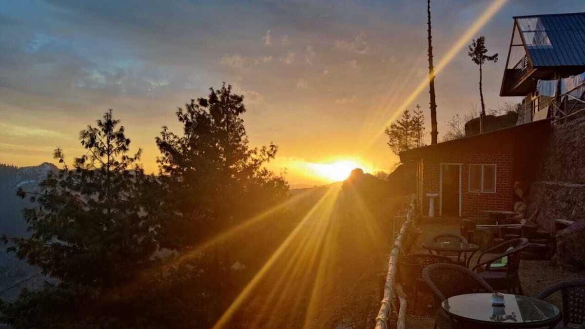 Narkanda Cottage | An Attic Magical Space -Duplex Room- King size bed