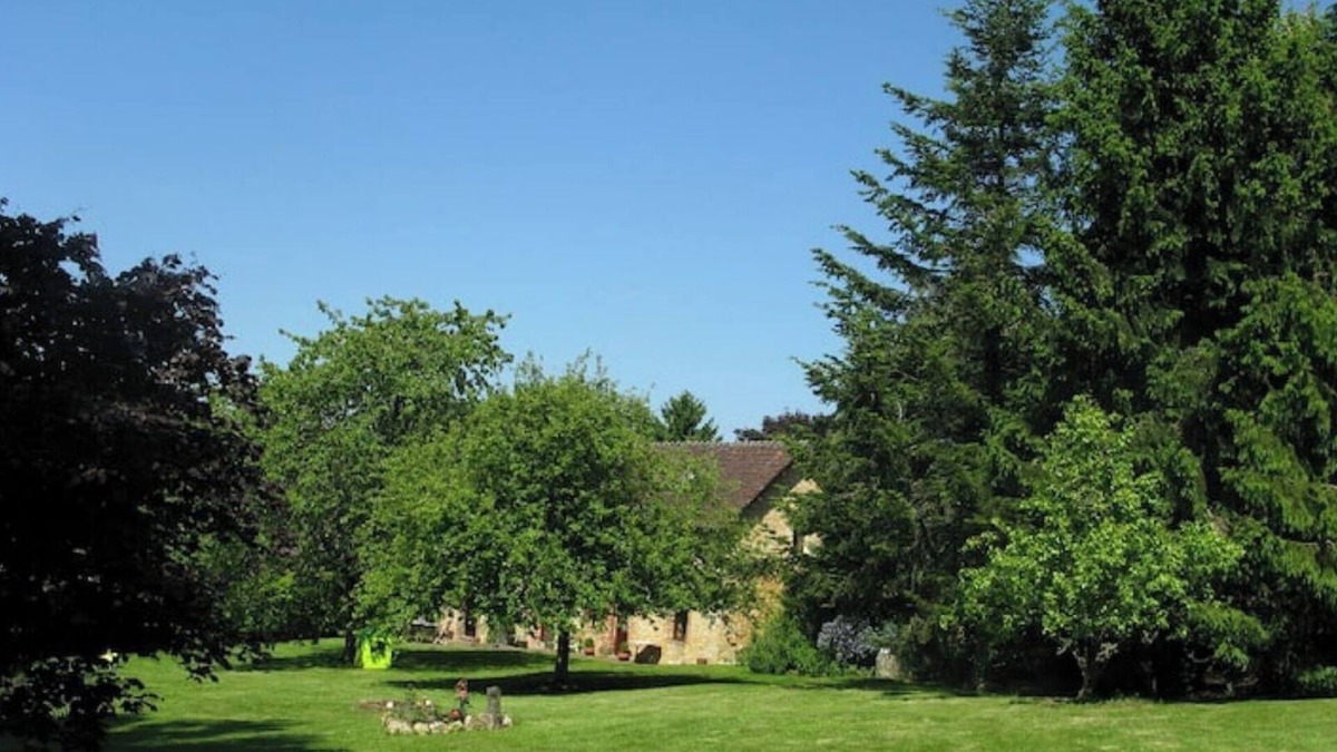 Saint-Martin-des-Pezerits Cottage | An authentic Percheron house: fireplace, beams, terracotta floor tiles, a large park