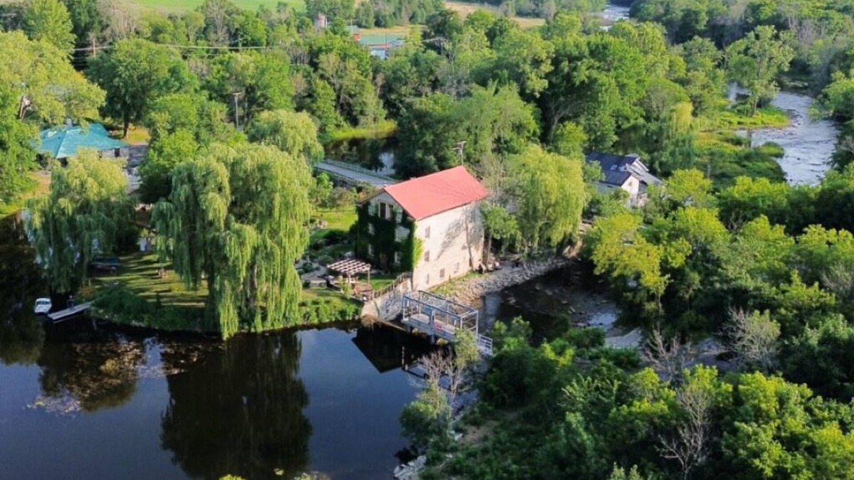 Tyendinaga House | An enchanting island suite with Waterfalls~Hot Tub~Boats~Bikes~Patio~Parks Pass