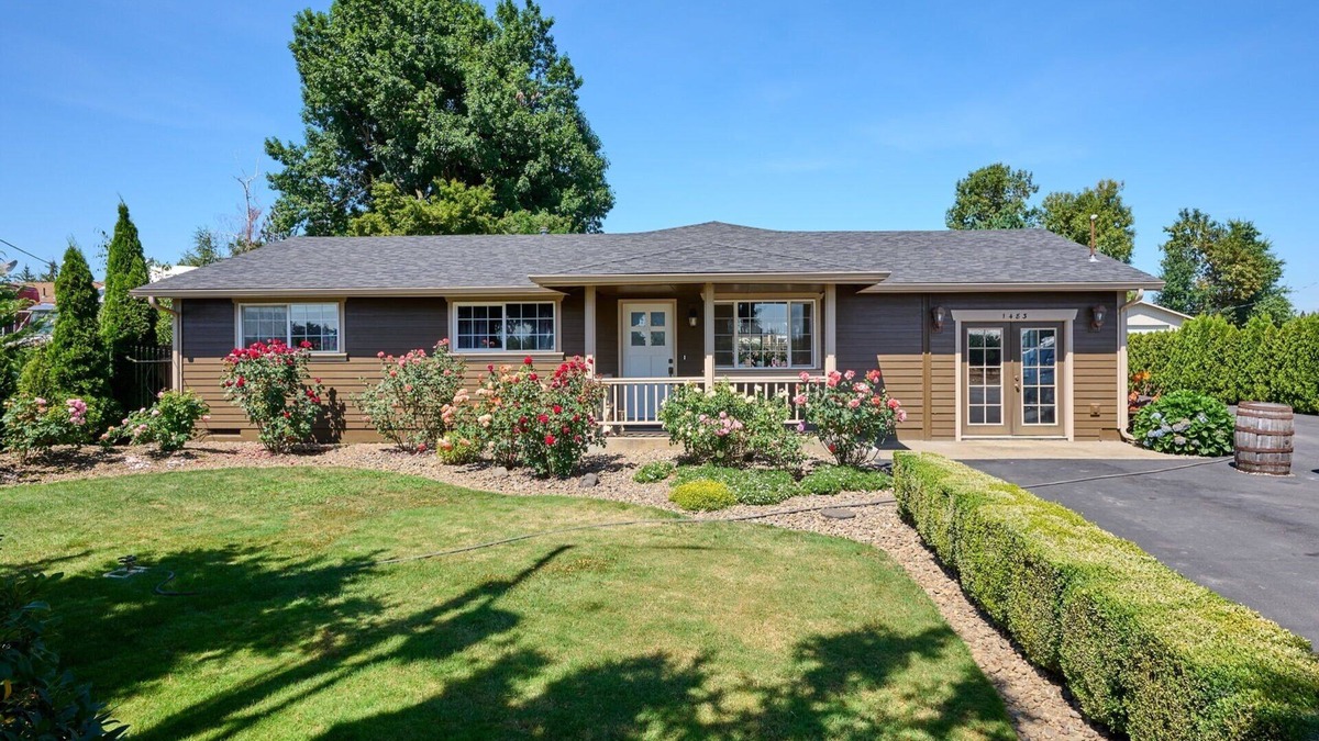 Woodburn House | An Entertainment Oasis! Off the I5,Woodburn Outlet Mall & minutes from Safeway.