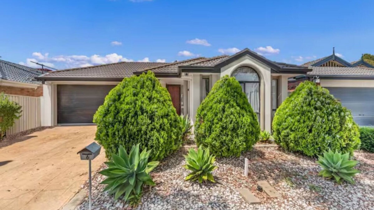 Caroline Springs House | An entire house for your Melbourne Trip