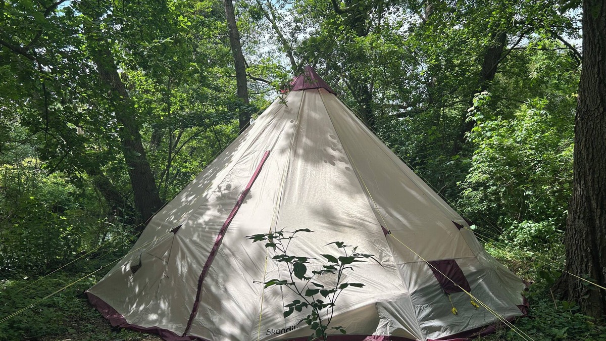 Ezy-sur-Eure Cabin | An island all to yourself with a tepee
