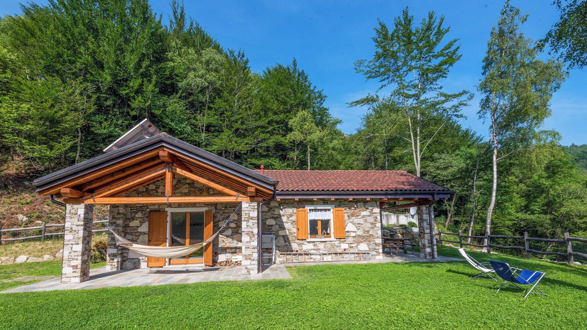 Levo House | An oasis in the middle of nature: Tastefully furnished 3-room stone house with swimming pond