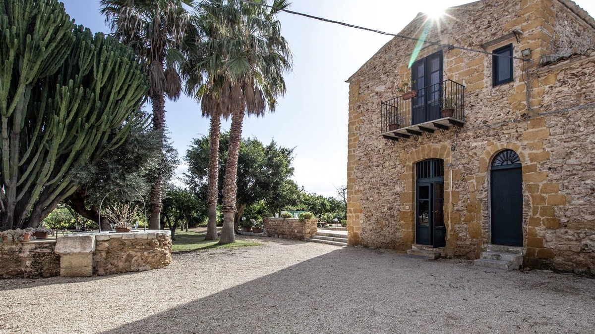 Partinico Villa | An oasis of tranquility, a Villa surrounded by greenery