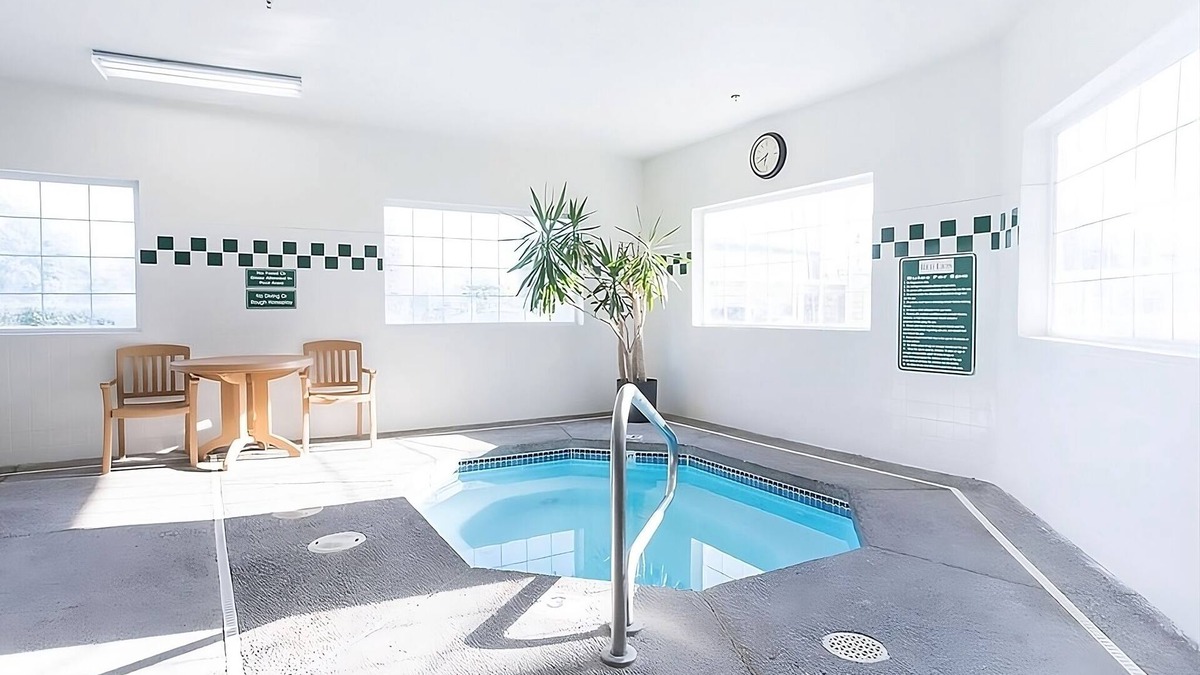 McMinnville Hotel | An Oenophile’s Delight in Red Lion McMinnville! FREE Parking and Pets Allowed!