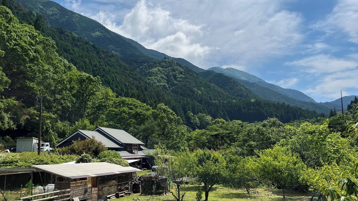 Matsusaka House | An old house with a spacious kitchen surrounded by mountains and clear streams