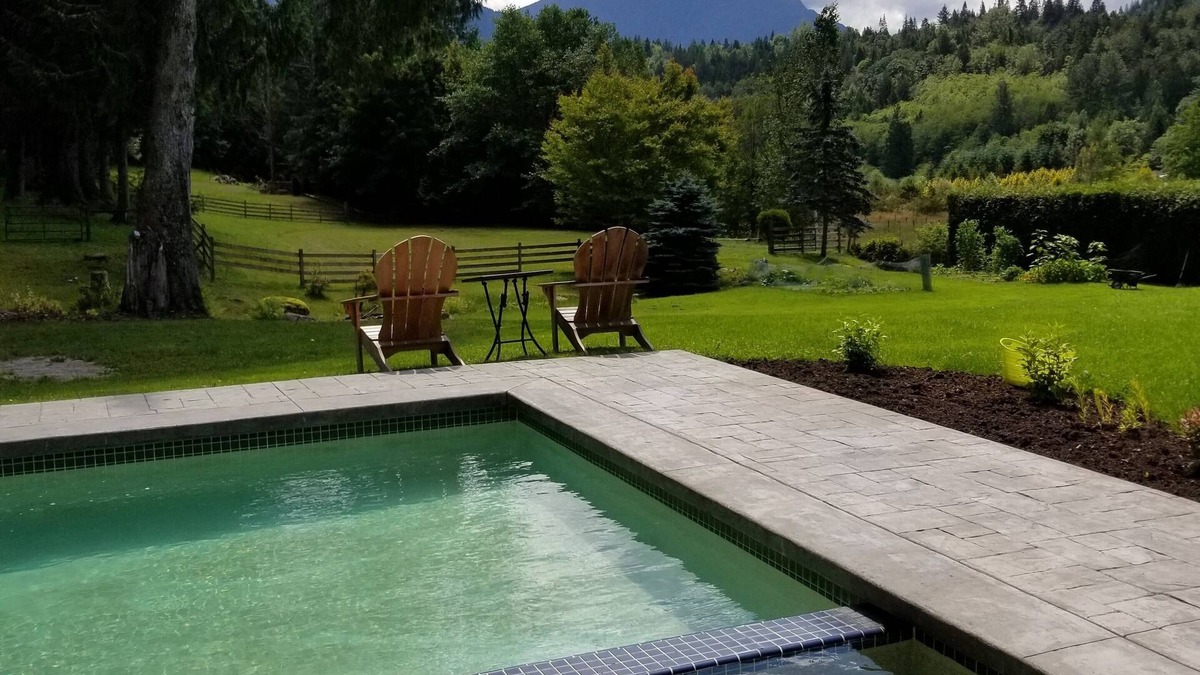 Sardis House | An outdoor lover's pastoral & mountain view escape