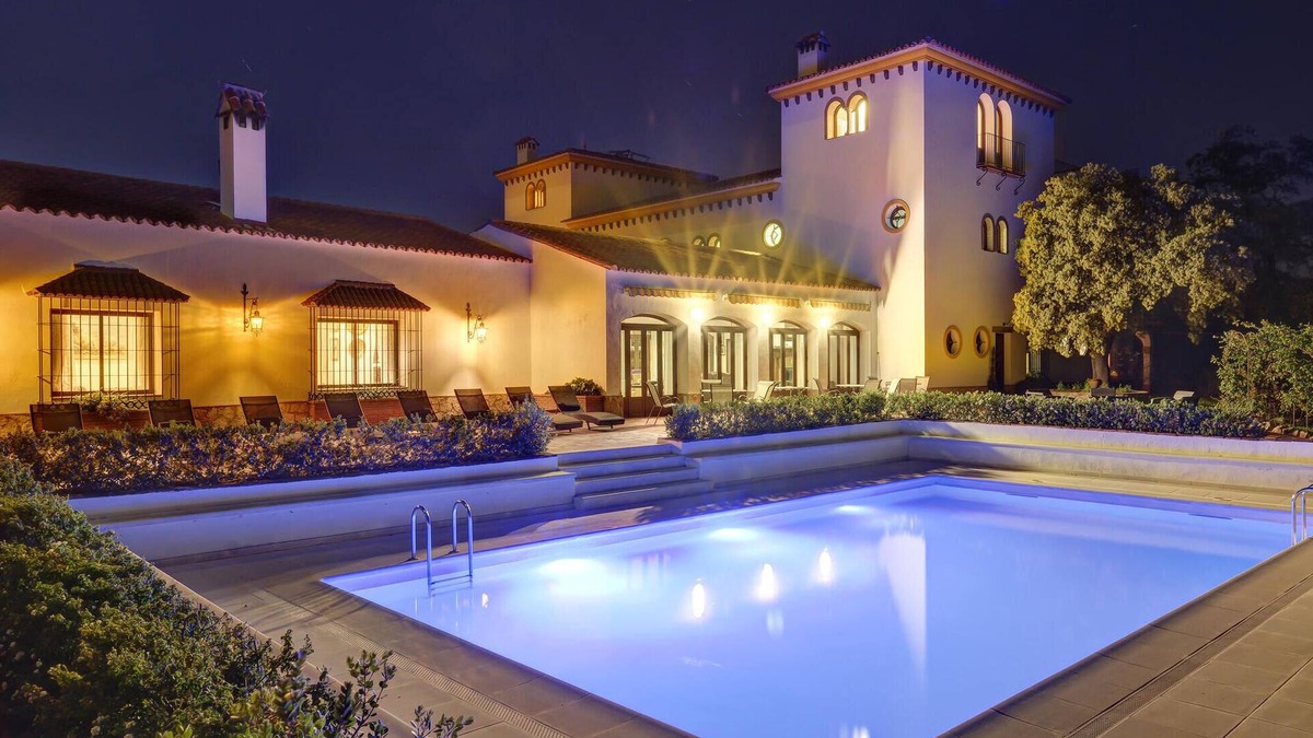 La Granada de Rio-Tinto House | An unforgettable vacation full of sun and relaxation awaits you in this vacation home with pool.