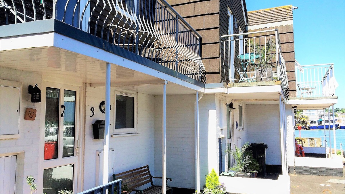 East Cowes Cottage | Anchor Cottage - a house that sleeps 4 guests in 2 bedrooms