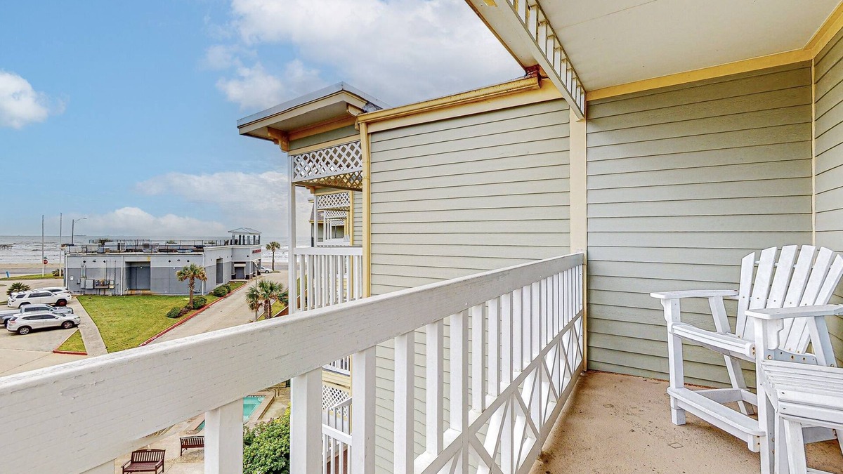 Galveston Condo | Anchored By the Sea-Victorian-Gulf Front-Sleeps 6