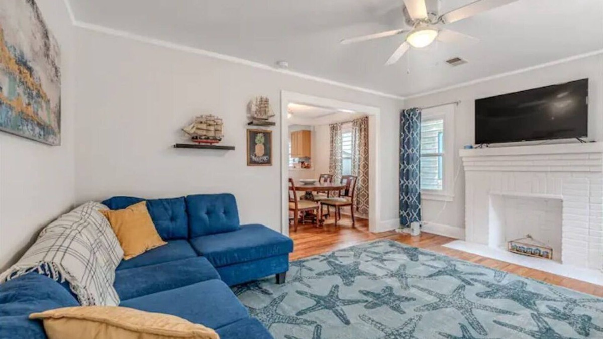 North Charleston House | Anchors Away Park Circle retreat w King Bed Suite close to everything fun in CHS