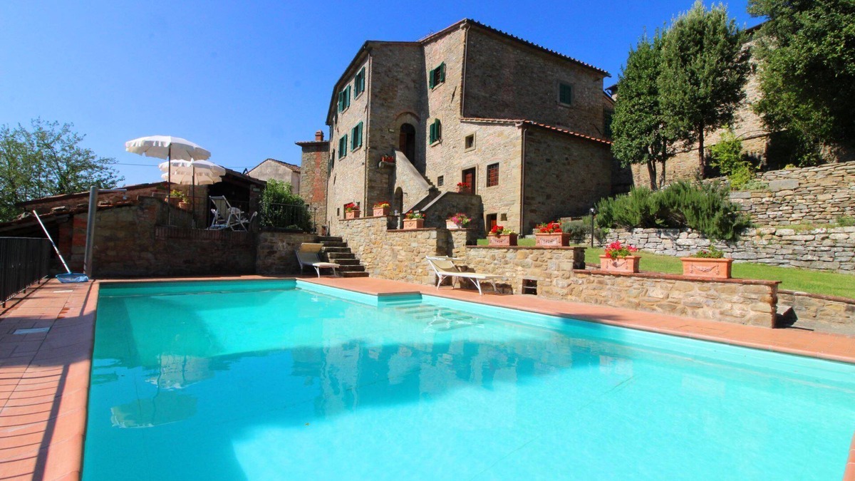 Pieve di Chio Villa | Ancient stone hamlet in an extremely panoramic position overlooking the wooded Val di Chio. Private