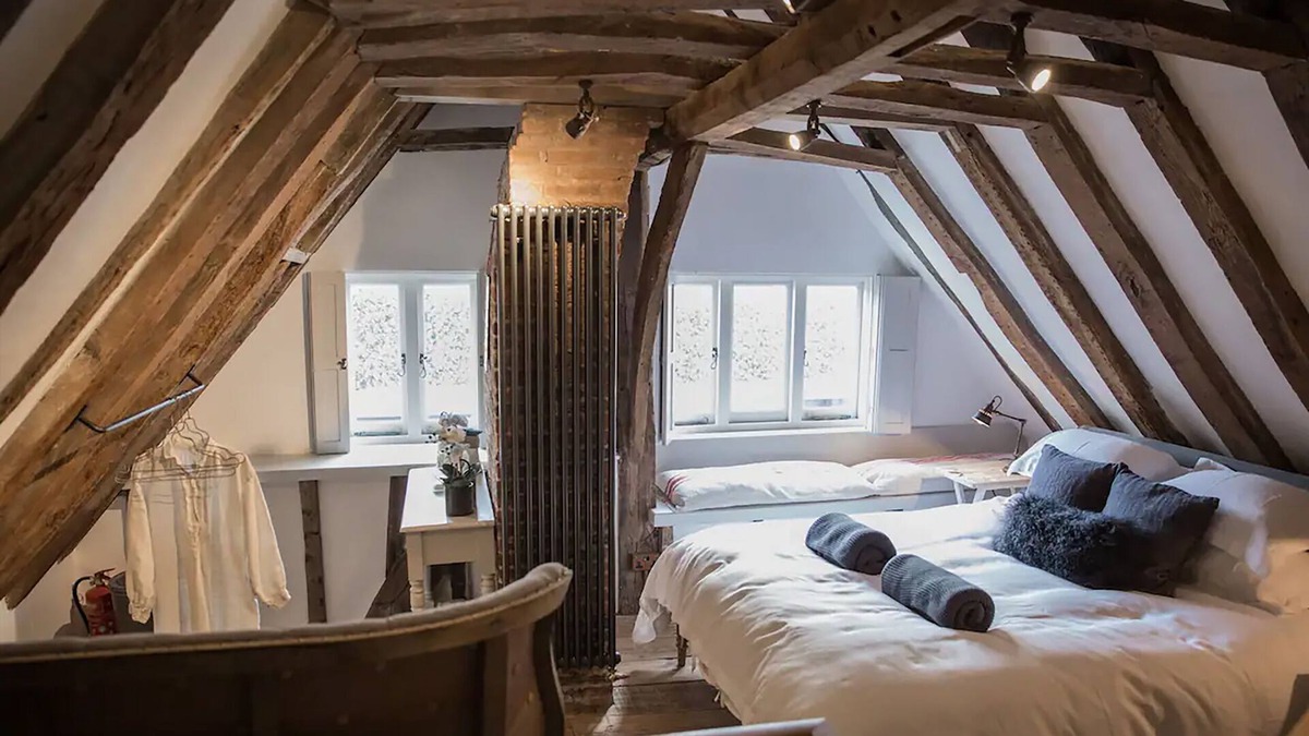Midhurst Apartment | Ancient meets modern in West Street Loft