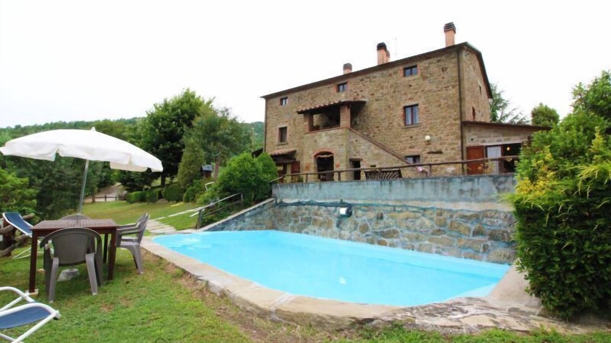 Bivio Lugnano Villa | Ancient stone farmhouse with private swimming pool and tennis court. On the border between Tuscany a
