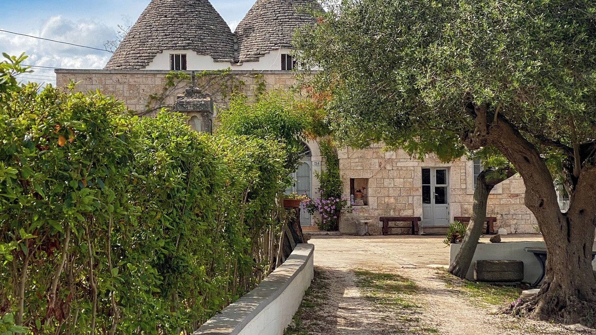 Valenzano House | Ancient Trullo surrounded by greenery in the heart of Valle D'Itria