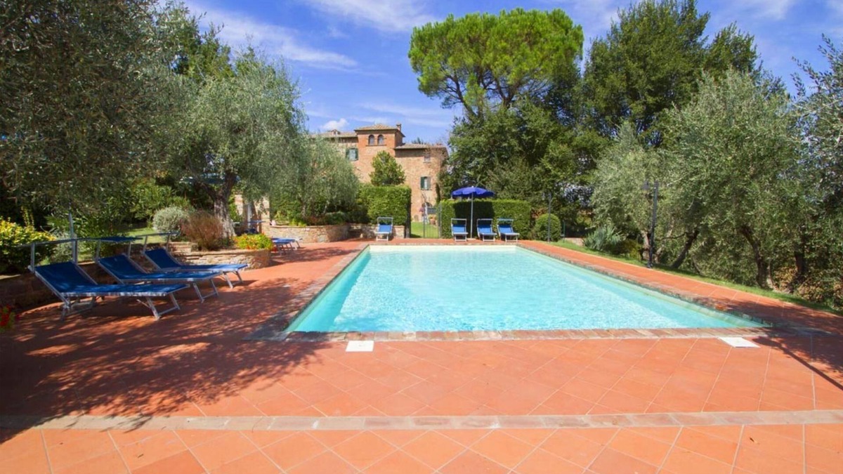 Pozzo Villa | Ancient villa perfect for large groups with swimming pool and large park. Located just outside the v