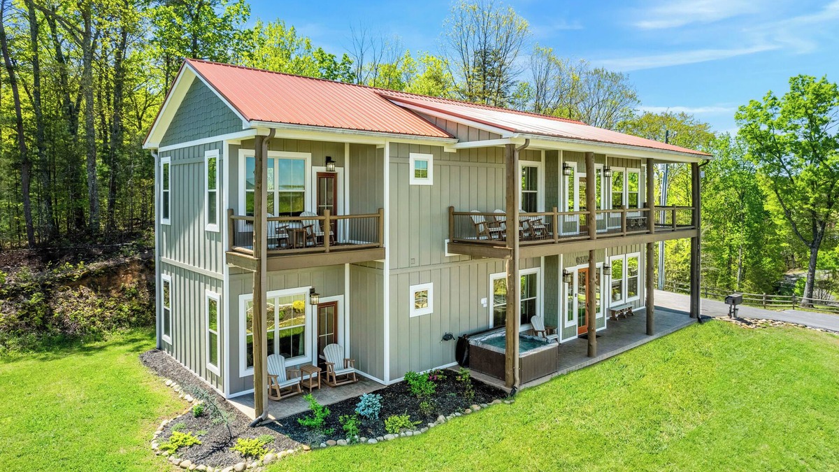 Sevierville Cabin | Angel’s Overlook | Hot Tub, Theater & Views – Sleeps 12 in the Smokies